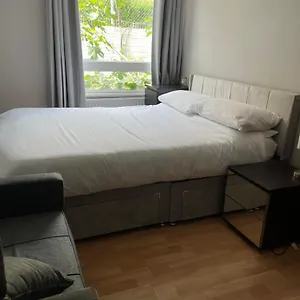 1 Bedroom Garden Flat Zone 2 Londres